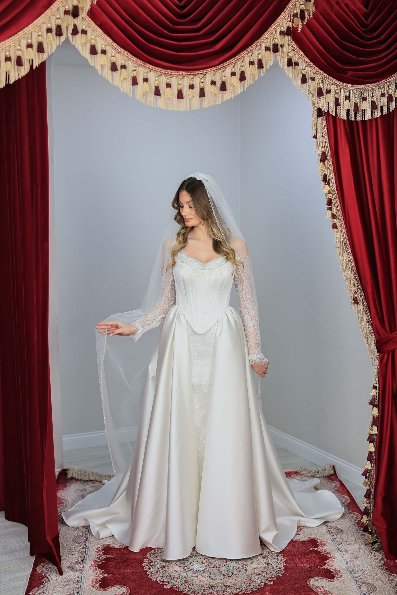 Demonte Saten Korse Ve Kuyruklu İşli Fransız Balık Model